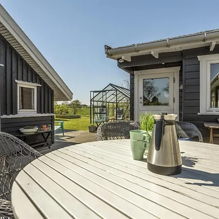 Ylvie - 150m From The Sea By Interhome